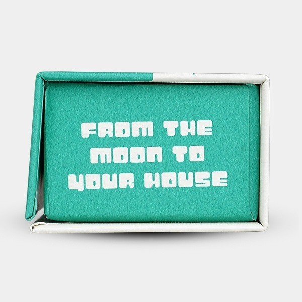 Moon Rock GB caja cerrada con claim "from the moon to your house"