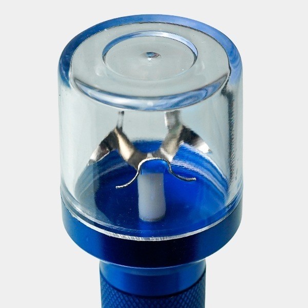 Grinder eléctrico azul cerrado